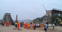江西廣昌縣河東橋<em>坍塌</em>，推測深槽橋墩沖刷深度超過容許值，<em>導致</em>橋墩埋置深度不足而傾覆