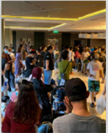 大批有預(yù)定的游客在<em>新加坡</em>五星級<em>酒店</em>排隊(duì)七個(gè)小時(shí)，卻仍沒空房可入住