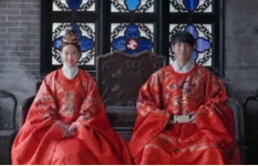 面對(duì)漢服被視為奇裝異服，設(shè)計(jì)師鐘毅扛起漢服復(fù)興的大旗，致力于漢服文化的傳播