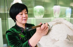 醴陵釉下五彩瓷燒制技藝<em>的</em>代表傳承人黃小玲，<em>中國</em><em>陶瓷</em>界<em>的</em>“花鳥皇后”
