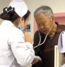 護士反用聽診器，教耳背大爺按時吃藥