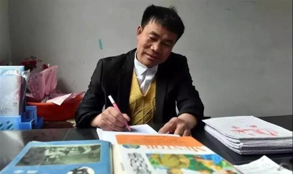 鄉(xiāng)村教師張玉滾，山里缺師少教，他把自己練就成了全科教師