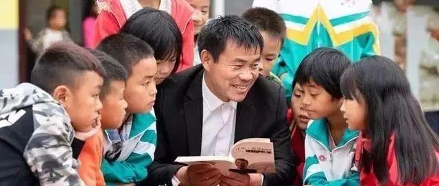 <em>鄉村</em><em>教師</em><em>張</em><em>玉</em><em>滾</em>，一條窄窄的扁擔挑起<em>山里</em>娃走出大山的希望