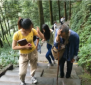 一群導(dǎo)游買下盲人<em>爺爺</em>所有竹笛