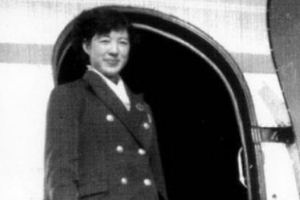 <em>女</em><em>空</em><em>乘</em><em>人員</em>為乘客提供服務(wù)