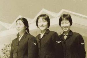第一批女空乘人員<em>中</em><em>的</em>三<em>姐妹</em>在一起合影