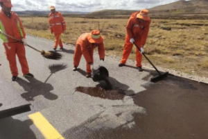達日公路段采用<em>新材料</em>LTC<em>瀝青</em>再生<em>養護</em>劑修復路面裂縫顯成效
