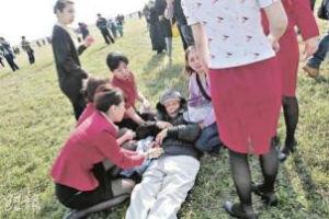 空乘服務人員救人感人畫面（圖2）