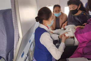 空乘服務人員救人感人畫面（圖3）