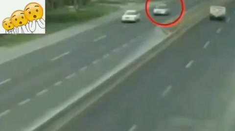 <em>汽車</em>超速發生事故視頻