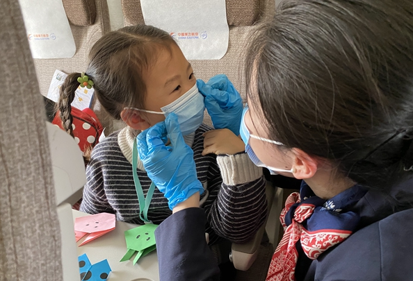 <em>春運</em>首日東航無陪兒童：“謝謝姐姐，我們還會再見”