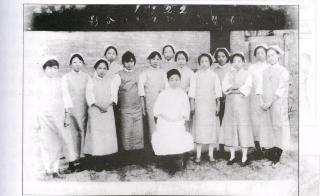 楊崇瑞博士與婦嬰學院學生合影