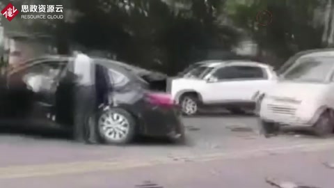 <em>貨車</em><em>鬧市</em>區(qū)制動失效撞車 目擊者拍下車禍現(xiàn)場：看看這慘烈<em>的</em>車禍