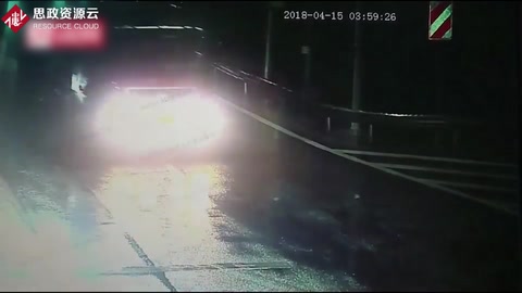 <em>男子</em>送臨產(chǎn)妻子就醫(yī)闖紅燈與貨車相撞胎兒死亡