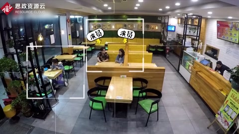 目睹女孩被陌生男性騷擾，女生們勇敢站起來反抗