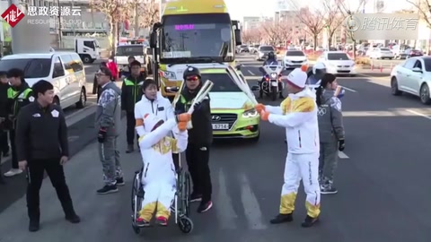 <em>中國(guó)</em>“倒立男孩” 為平昌冬奧會(huì)傳遞圣火