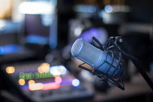 <em>新聞學</em><em>專業</em>、<em>網絡</em><em>與</em><em>新</em><em>媒體</em><em>專業</em>、<em>廣告學</em><em>專業</em>、<em>漢語言</em><em>文學</em><em>專業</em>：國際傳播類<em>課程</em>中<em>的</em><em>課程</em><em>思</em><em>政</em>切入點