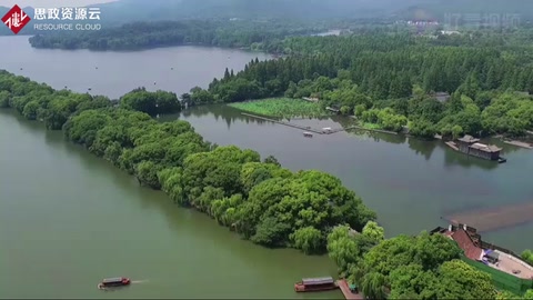蘇堤是<em>蘇東坡</em>任杭州知州時，疏浚西湖，利用浚挖<em>的</em>淤泥構(gòu)筑而成