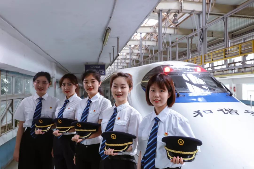 授課圖片—第一批<em>女</em>火車<em>司機</em>駕駛三八號機<em>車組</em>，綻放巾幗力
