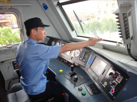 <em>授課</em><em>圖片</em>—列車發(fā)車前確認(rèn)機(jī)車信號機(jī)上下行<em>開關(guān)</em>