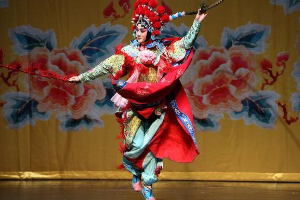 <em>國家</em><em>大</em><em>劇院</em>話劇《風雪夜歸人》戲中戲京劇《樊江關》趟馬