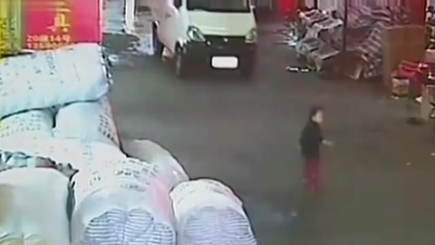 小悅悅事件真實錄像，兩歲女童被車碾壓倒地，18位路人視而不見