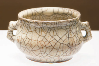 <em>中華</em><em>傳統(tǒng)文化</em>—南宋哥窯青釉<em>雙耳</em>簋式爐