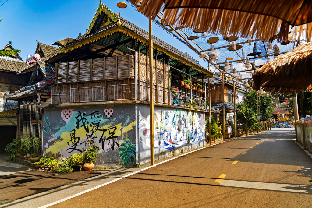 云南省景洪市曼景保村<em>打造</em>美麗傣家<em>特色</em>庭院